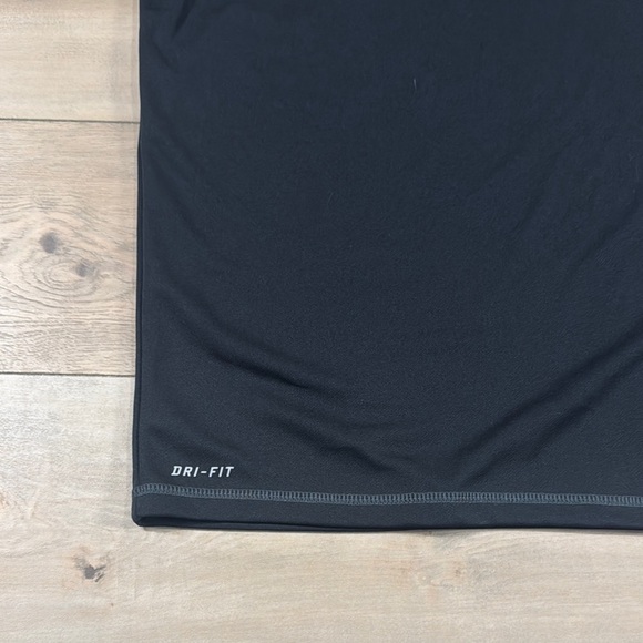 Nike Dri-Fit UV Protection Men’s Black Swim Shirt Short Sleeve - Picture 2 of 9